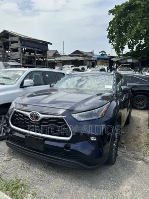 Toyota Highlander XLE 2021 Blue