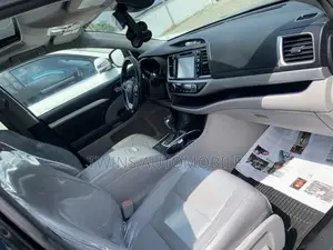Toyota Highlander XLE 4x4 V6 (3.5L 6cyl 8A) 2017 Black