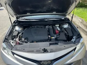 Toyota Camry XLE FWD (2.5L 4cyl 8AM) 2018 Silver