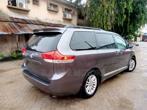 Toyota Sienna 2014 Brown