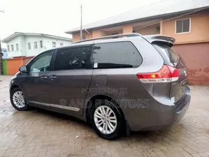 Toyota Sienna 2014 Brown