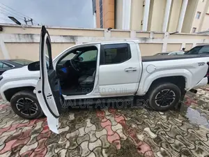 Toyota Tacoma 2024 White