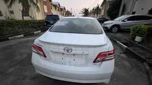 Toyota Camry SE V6 4dr Sedan (3.5L 6cyl 6A) 2011 White