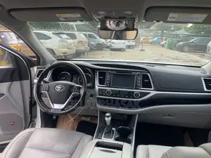 Toyota Highlander LE 4x4 V6 (3.5L 6cyl 8A) 2018 White