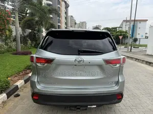 Toyota Highlander XLE V6 4x2 (3.5L 6cyl 6A) 2016 Silver