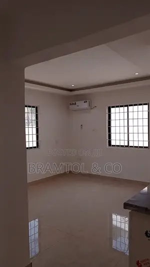 Newly Refurbished Spacious 2 Bedroom Bungalow For Any Commercial Use