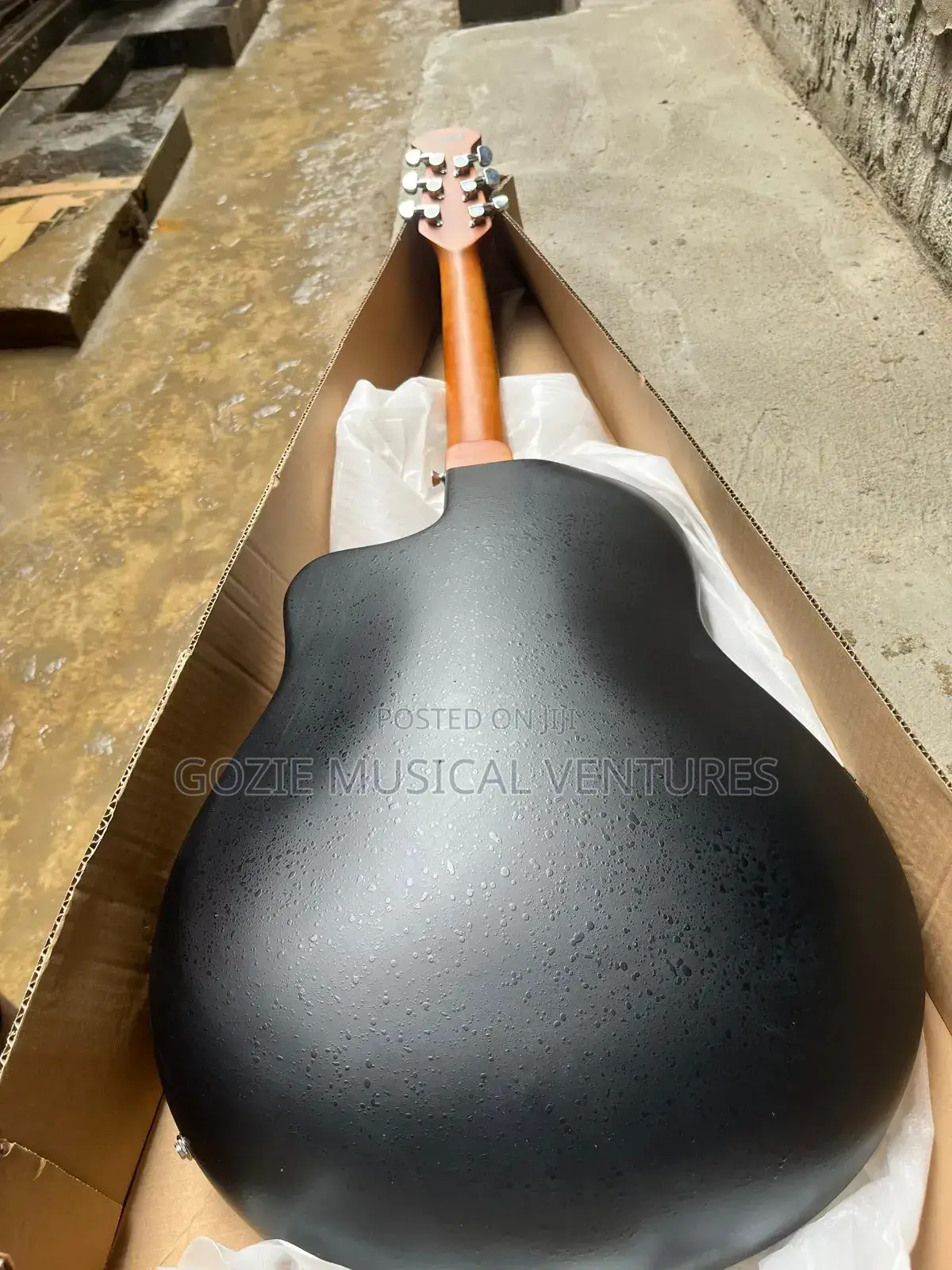 41 Ovation 6 Strings Semi Acoustic Guitar