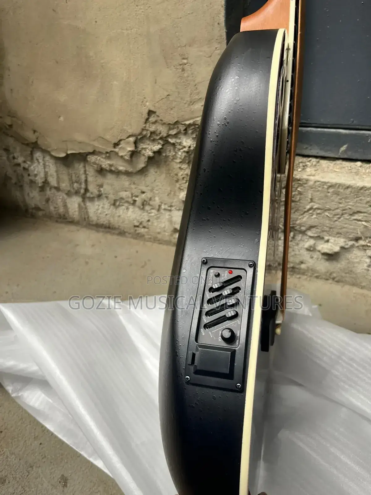 41 Ovation 6 Strings Semi Acoustic Guitar