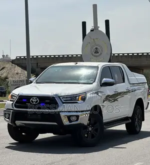 Toyota Hilux 2023 White