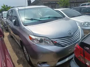 Toyota Sienna XLE 7-Passenger 4dr Minivan AWD (3.5L 6cyl 6A) 2014