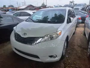 Toyota Sienna XLE 7-Passenger 4dr Minivan AWD (3.5L 6cyl 6A) 2015 White