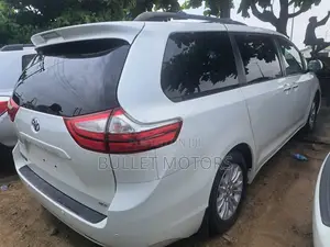 Toyota Sienna XLE 7-Passenger 4dr Minivan AWD (3.5L 6cyl 6A) 2015 White