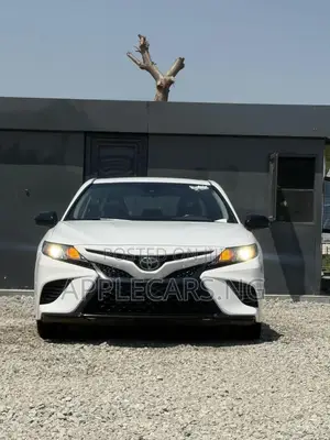 Toyota Camry SE (2.5L 4cyl 8A) 2019 White