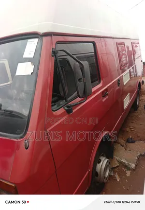 Volkswagen LT 2000 Red