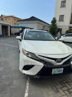 Toyota Camry SE (2.5L 4cyl 8A) 2019 White