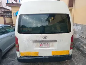 Toyota HiAce 2015 White