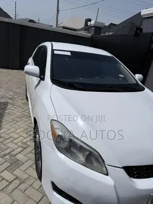 Toyota Matrix S Hatchback AWD (2.4L 4cyl 4A) 2009 White