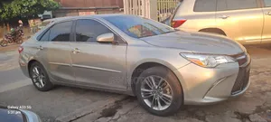 Toyota Camry SE w/Special Edition Pkg (2.5L 4cyl 6A) 2016 Gold