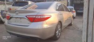 Toyota Camry SE w/Special Edition Pkg (2.5L 4cyl 6A) 2016 Gold