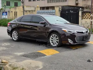 Toyota Avalon XLE Premium Sedan FWD (3.5L 6cyl 6A) 2013 Burgundy
