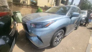 Toyota Highlander 2022 Blue