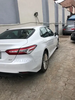 Toyota Camry XLE FWD (2.5L 4cyl 8AM) 2018 White