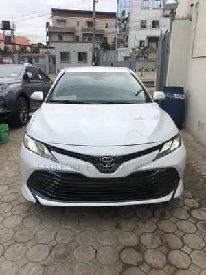 Toyota Camry XLE FWD (2.5L 4cyl 8AM) 2018 White
