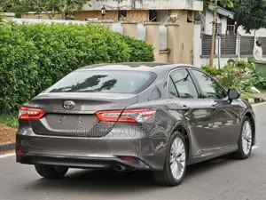 Toyota Camry XLE FWD (2.5L 4cyl 8AM) 2018 Gray
