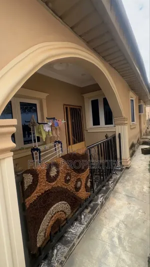 6bdrm Bungalow in Poultry Eleha Elebu, Ibadan for sale