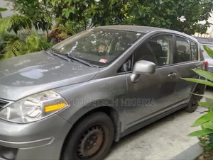 Nissan Versa 1.8 S Hatchback 2012 Gray