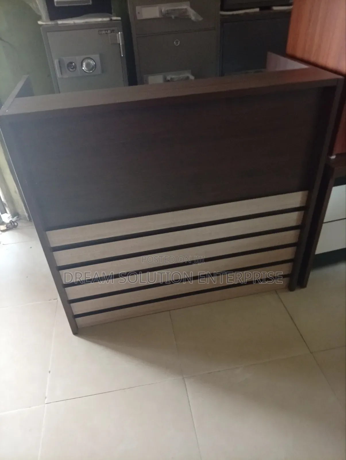 Standard Receptionist Desk With Movable Drawer