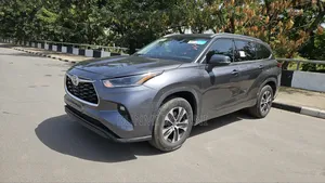 Toyota Highlander XLE 2021 Gray