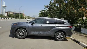 Toyota Highlander XLE 2021 Gray