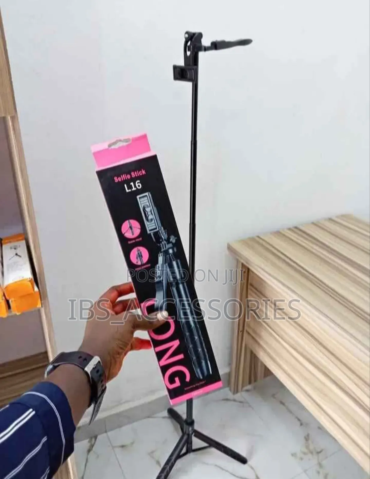 L16 Tripod Stand With Control and Bluetooth Shutter