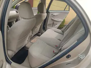 Toyota Corolla LE 4dr Sedan (1.8L 4cyl 4A) 2010 Gold