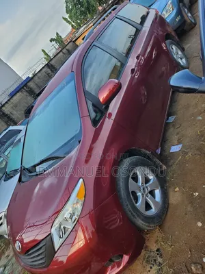 Toyota Sienna 2010 Red