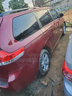 Toyota Sienna 2010 Red