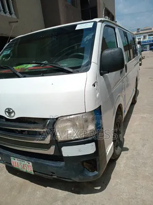 Hiace Bus, Durable,Neat and Fully Air Conditioned Ready for Rent