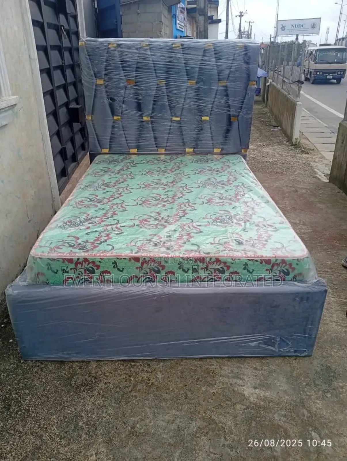 Strong 4x6ft Bed Frame and Bed