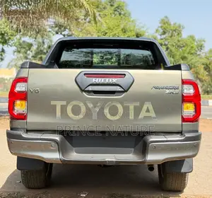 Toyota Hilux 2024 Gray