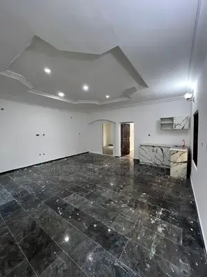 Mini Flat in Bera Estate, Chevron for rent