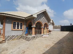 5bdrm Bungalow in Soka, Ibadan for sale
