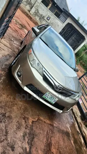 Toyota Camry XLE 4dr Sedan (2.5L 4cyl 6A) 2013 Gold