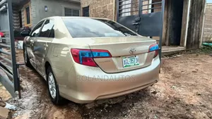 Toyota Camry XLE 4dr Sedan (2.5L 4cyl 6A) 2013 Gold