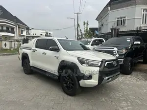 Toyota Hilux 2022 White