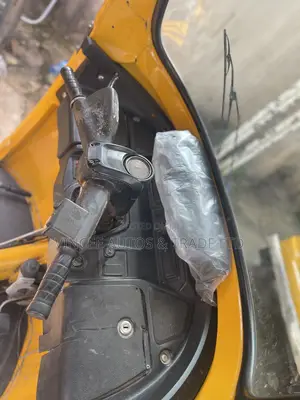 TVS King Cargo 2022 Yellow