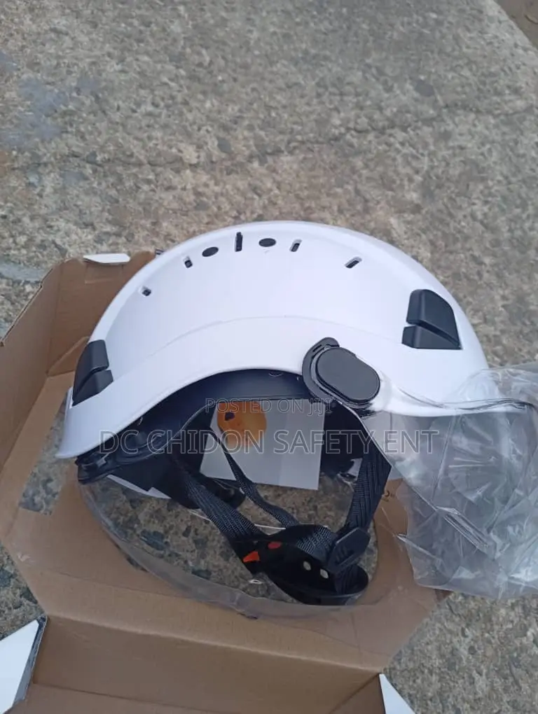 4 Chain Strap Helmet