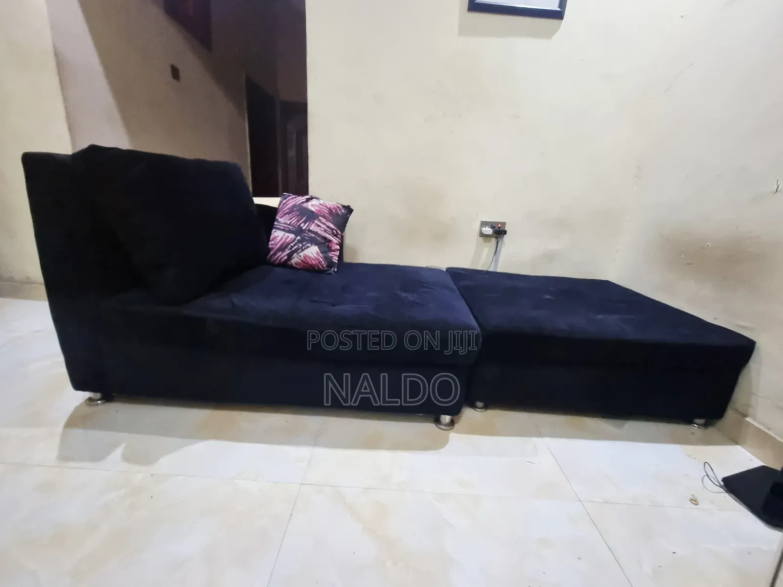 L-Shaped Comfortable Modern Sofa (Black)