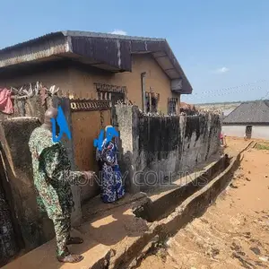 4bdrm Bungalow in Cable Point, Oshimili South for sale