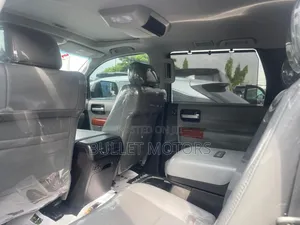 Toyota Sequoia Platinum 4dr SUV 4WD (5.7L 8cyl 6A) 2014 Silver